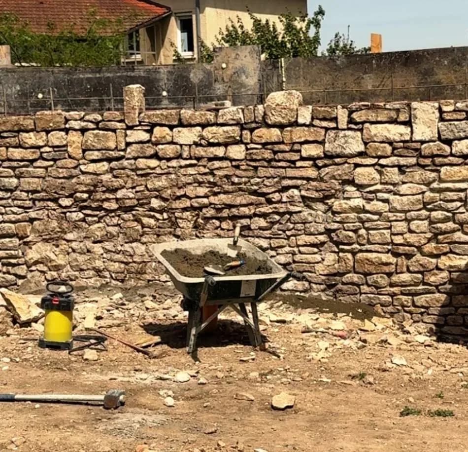 mur en pierre Jaune